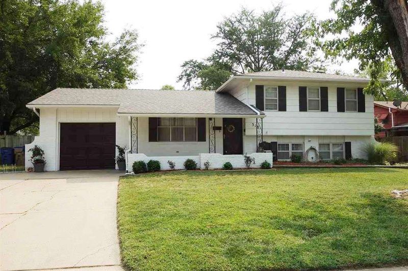 318 Lauber Ln, Derby, KS 67037