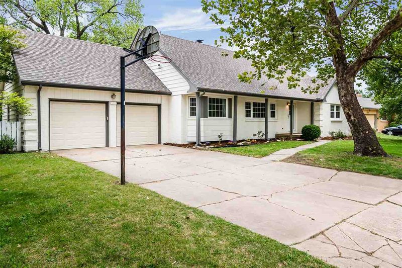 5718 E 41st St N, Bel Aire, KS 67220