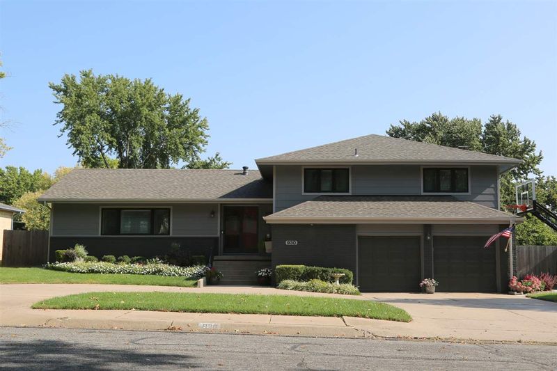930 E Wedgewood Dr, Derby, KS 67037