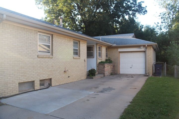 6127 Castle Dr, Wichita, KS 67218