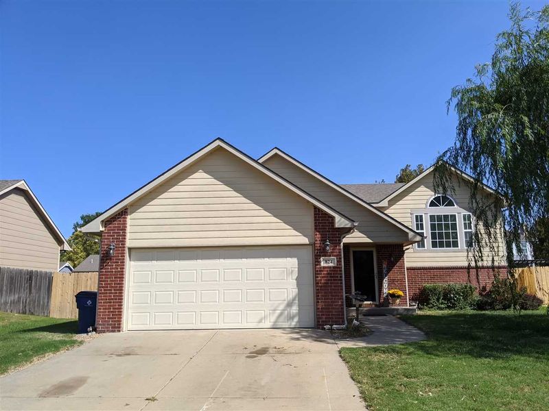 824 S Carriage Rd, Maize, KS 67101