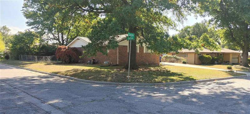 8413 E Castle Dr, Wichita, KS 67207