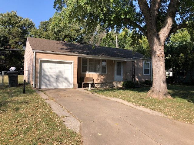 1304 W 9th St, Newton, KS 67114