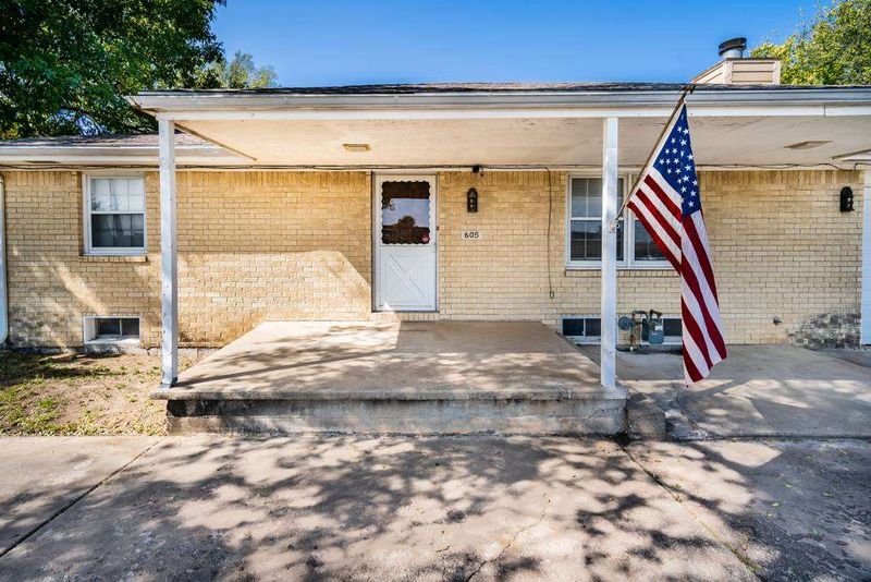 605 N Andover Rd, Andover, KS 67002