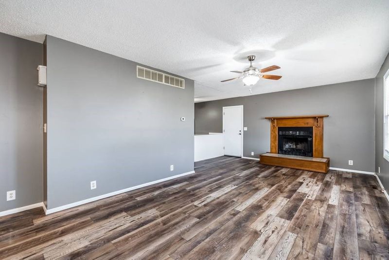 605 N Andover Rd, Andover, KS 67002