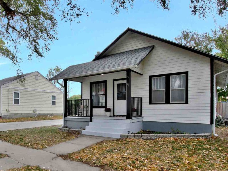 915 Oak St, Newton, KS 67114