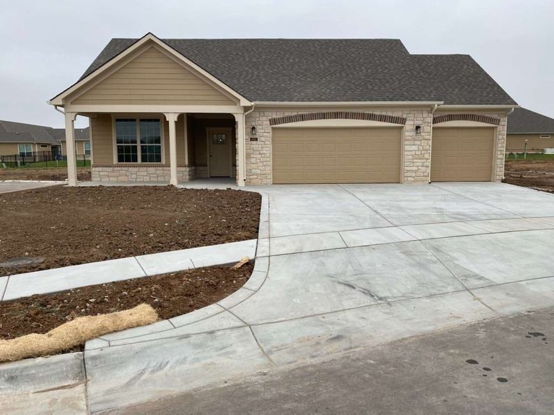 1042 E Waters Edge, Derby, KS 67037