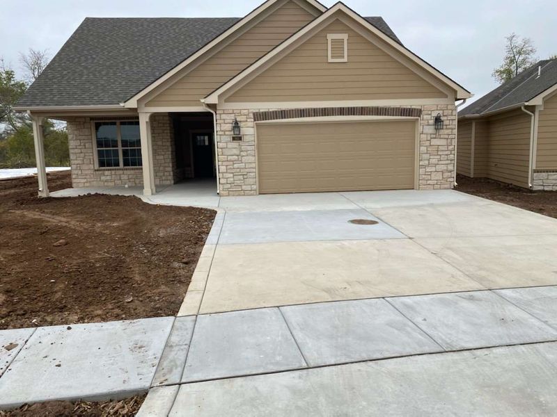 913 E Waters Edge, Derby, KS 67037