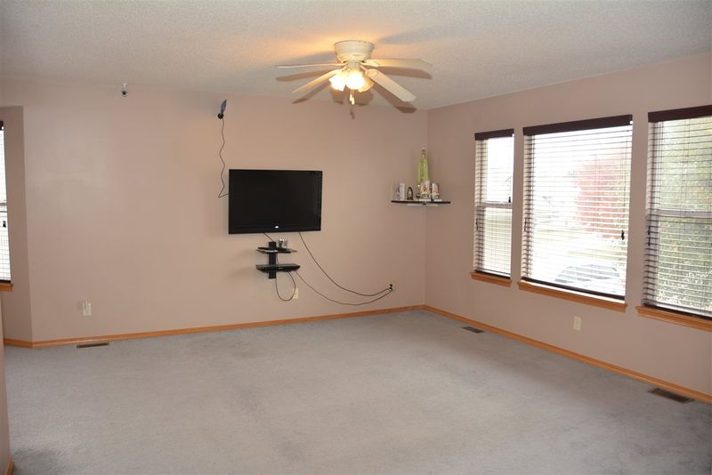 716 S Red Oaks Cir, Wichita, KS 67207