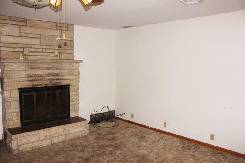 518 E Macarthur Rd, Wichita, KS 67216
