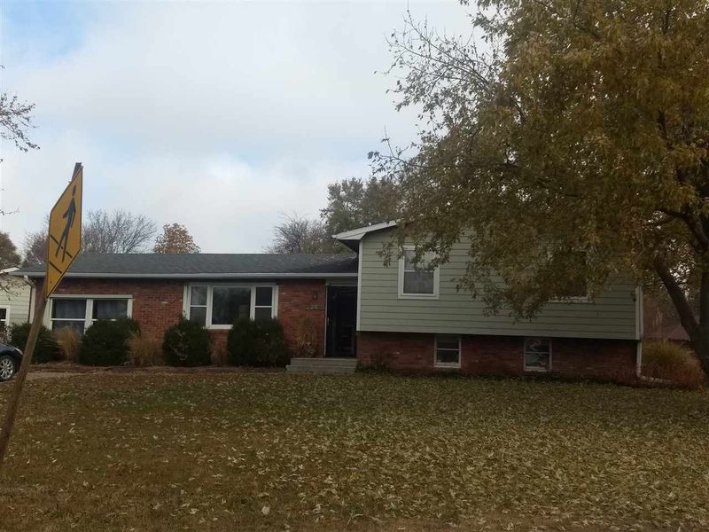 916 Leslie Ln, Halstead, KS 67056
