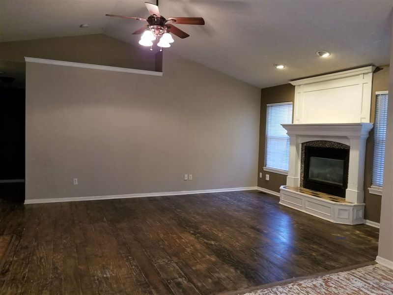 325 Walnut Creek Dr, Derby, KS 67037