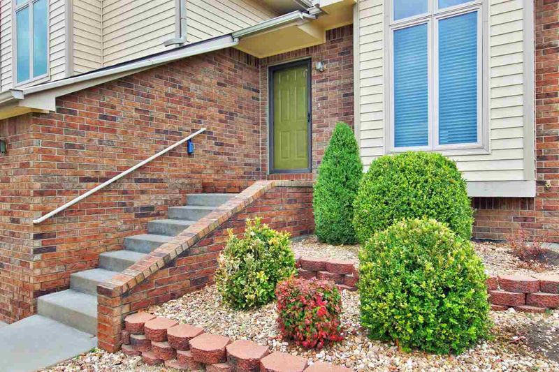 2007 N Pineview Dr, Andover, KS 67002