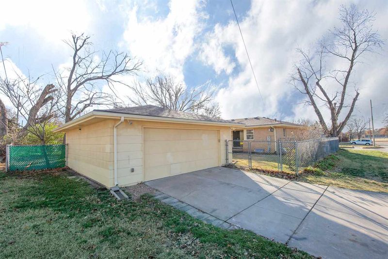 8102 E Indianapolis St, Wichita, KS 67207