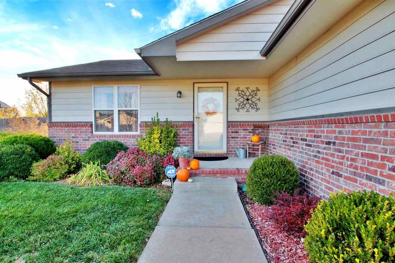 1837 N Honeysuckle Cir, Andover, KS 67002