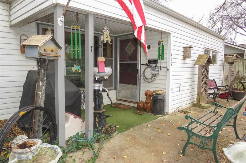 127 E Miller Ave, Mulvane, KS 67110