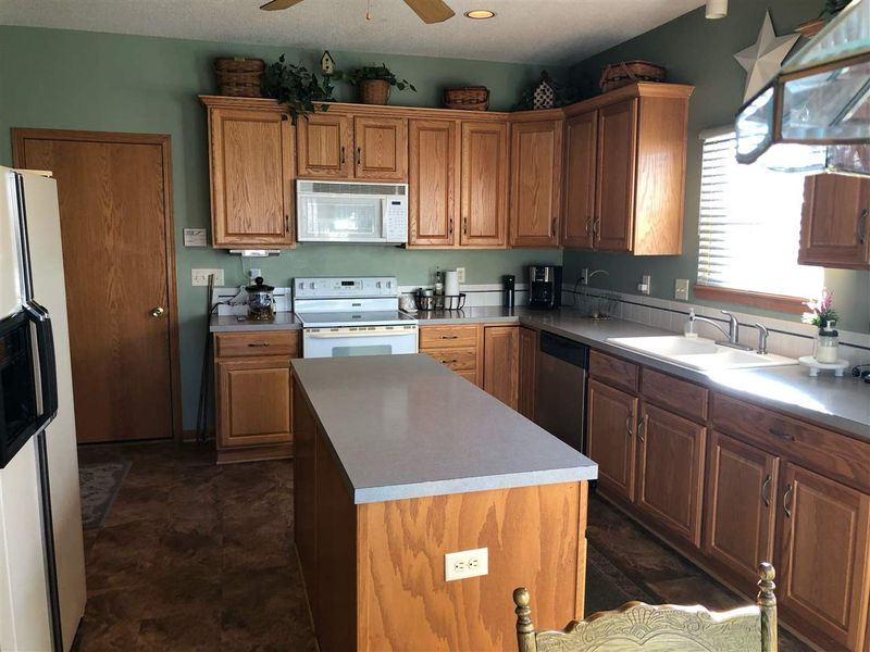 3 Kansas Ct, Newton, KS 67114