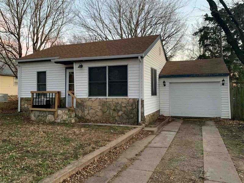 1117 Lynn Ave, Winfield, KS 67156