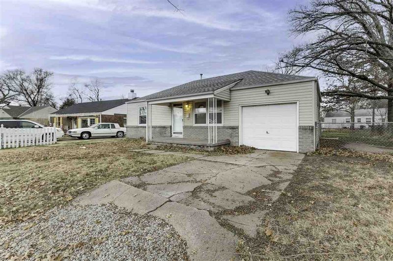 731 S Apache Dr, Wichita, KS 67207