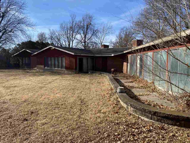 4020 Panorama Dr, Hutchinson, KS 67502