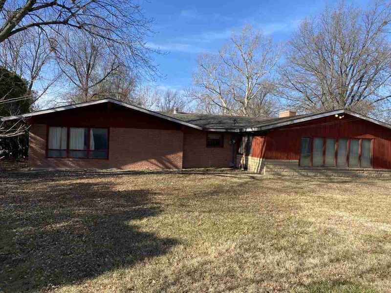 4020 Panorama Dr, Hutchinson, KS 67502