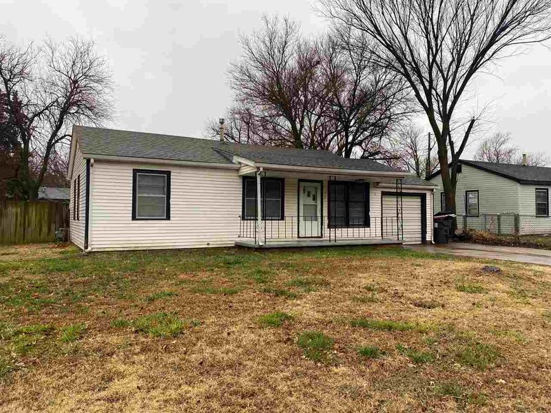 427 Spring Dr, Haysville, KS 67060