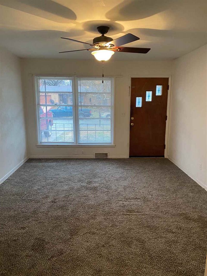 427 Spring Dr, Haysville, KS 67060
