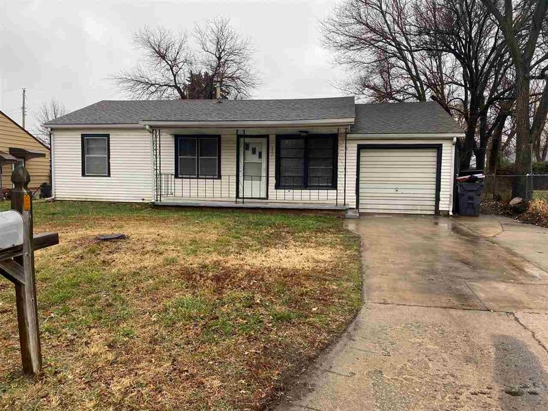 427 Spring Dr, Haysville, KS 67060