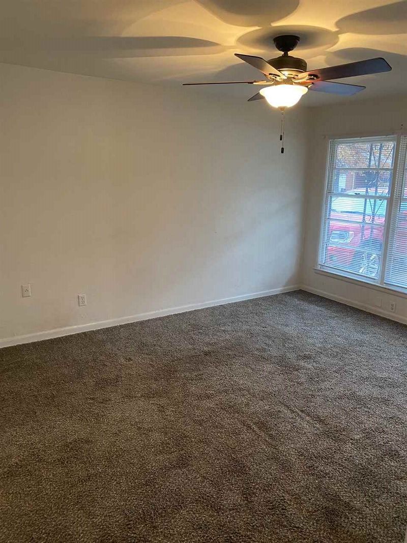 427 Spring Dr, Haysville, KS 67060