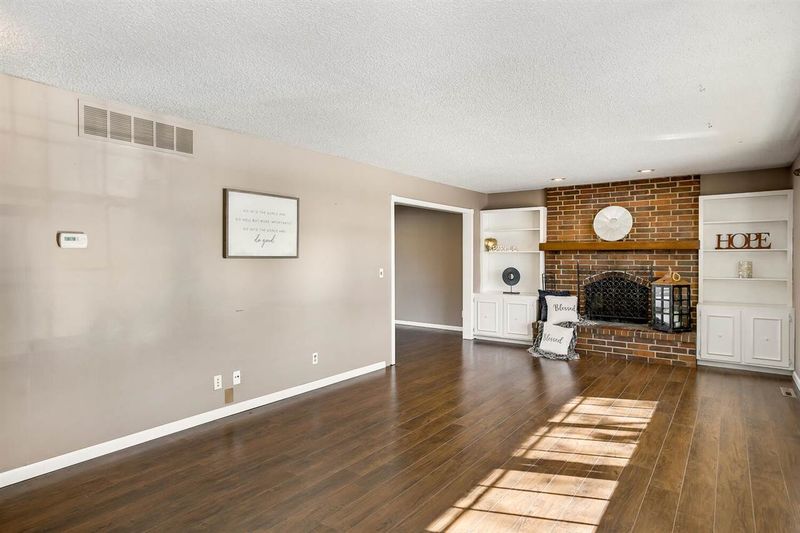 218 Pineview Dr, Andover, KS 67002