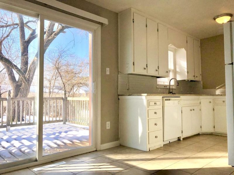 951 S Apache Dr, Wichita, KS 67207