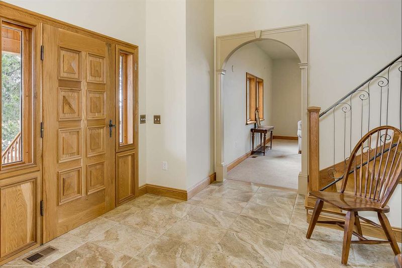 8610 E 1st St, Newton, KS 67114