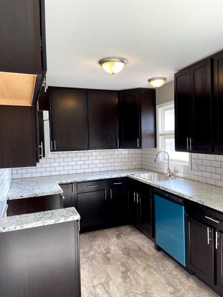 502 Edgemoor Dr, Mulvane, KS 67110
