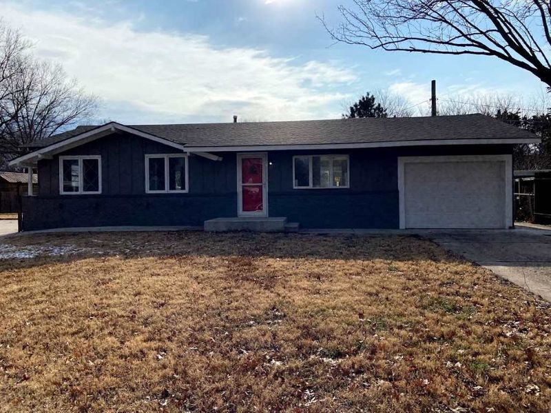 502 Edgemoor Dr, Mulvane, KS 67110