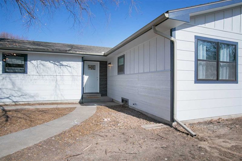 936 Cherry Hills Dr, Newton, KS 67114
