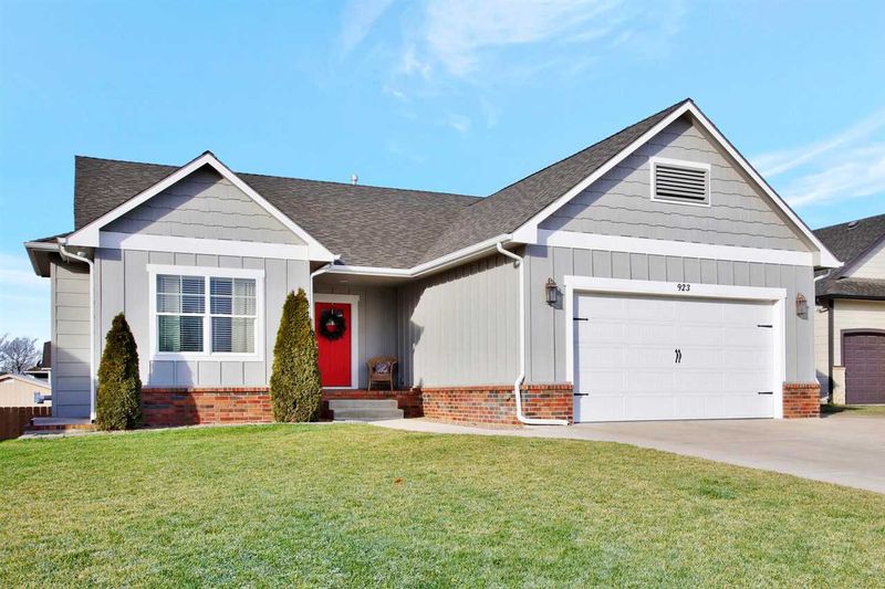 923 N Trail Drive Cir, Mulvane, KS 67110