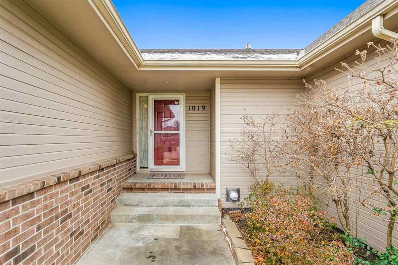 1019 E Pembrook Rd, Derby, KS 67037