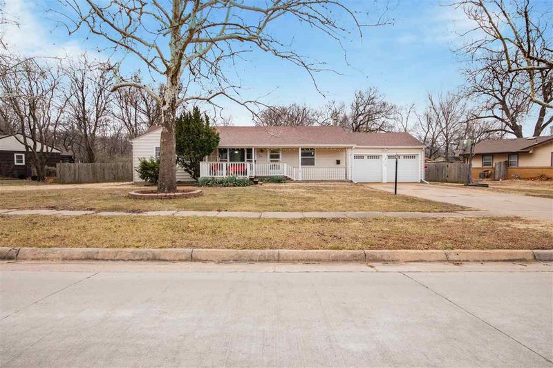 2405 E Glen Oaks Dr, Wichita, KS 67216