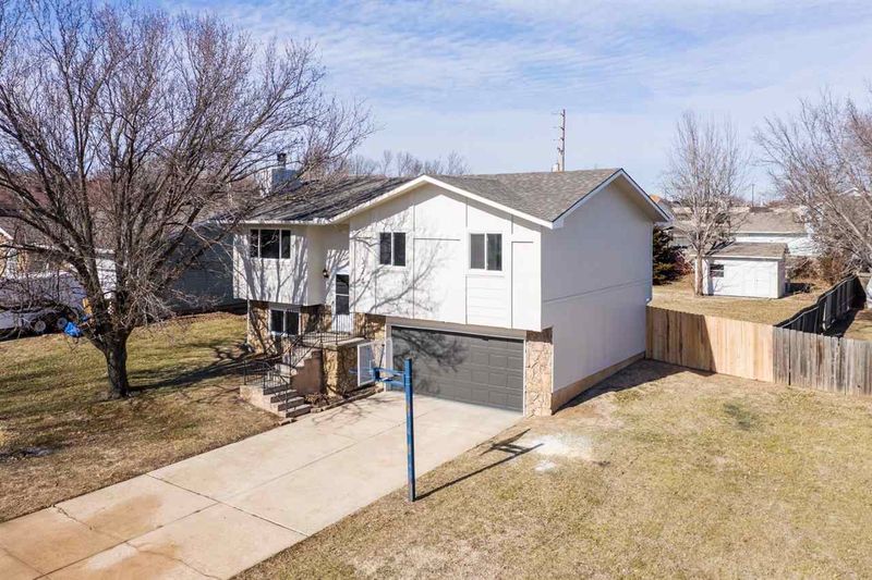 524 E Pecan Ln, Derby, KS 67037