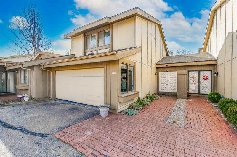 8201 E Harry St #2002, Wichita, KS 67207