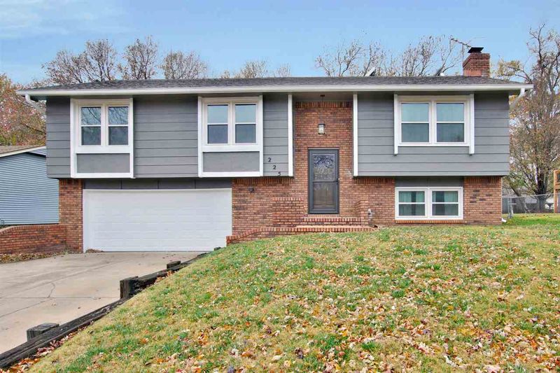 225 S Willow Dr, Derby, KS 67037
