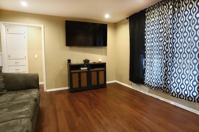 424 Spring Dr, Haysville, KS 67060