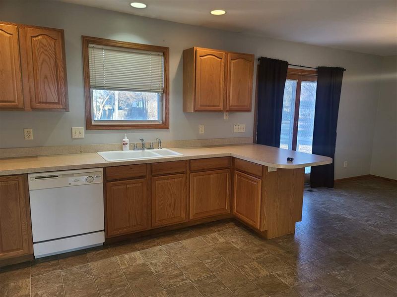 704 E Old Trail Rd, Newton, KS 67114