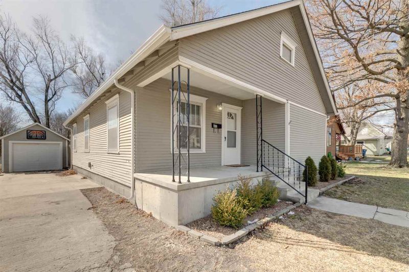 611 E 2nd St, Newton, KS 67114