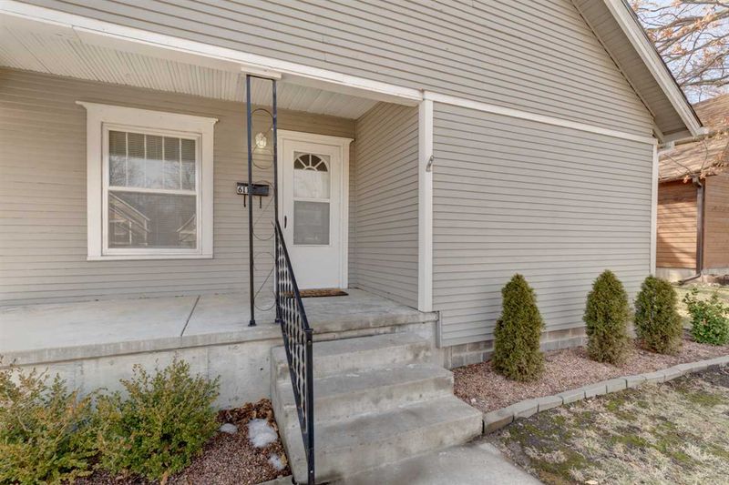 611 E 2nd St, Newton, KS 67114