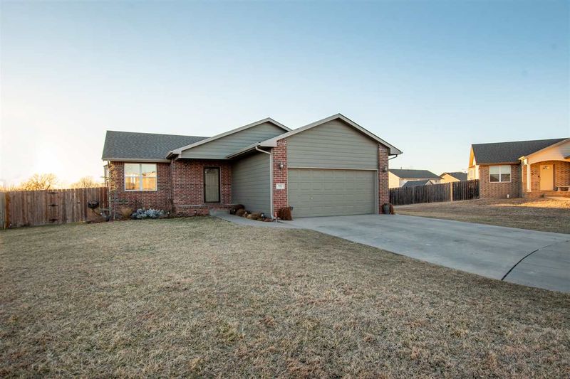 751 S Cherrywood Cir, Andover, KS 67002