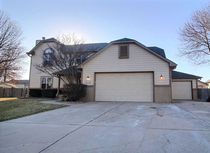206 E Forest Park Ct, Derby, KS 67037