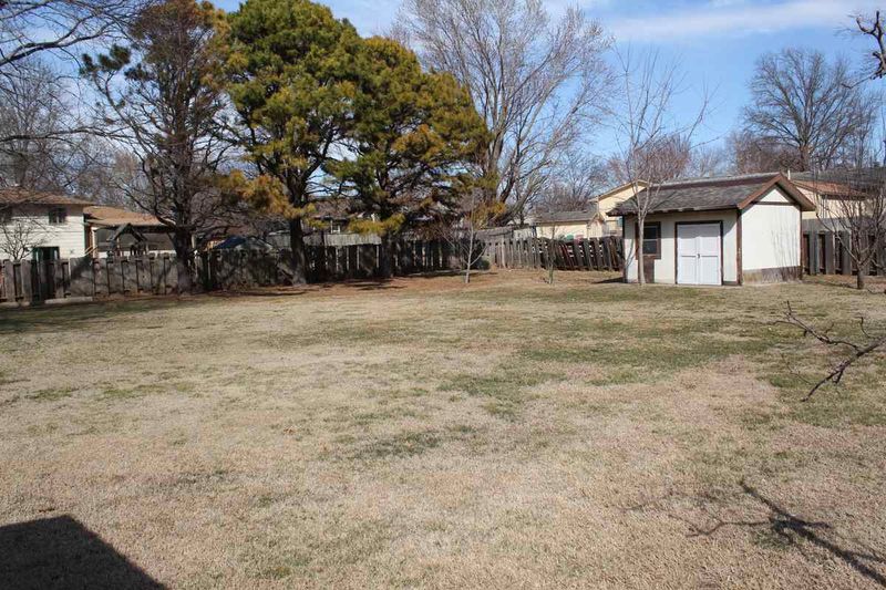 218 S Redbud Ct, Derby, KS 67037