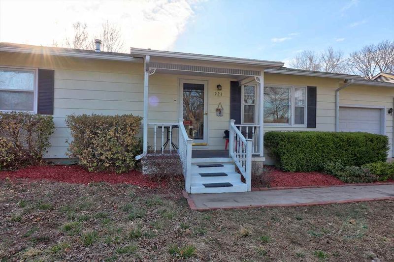 921 S Plum St, Newton, KS 67114