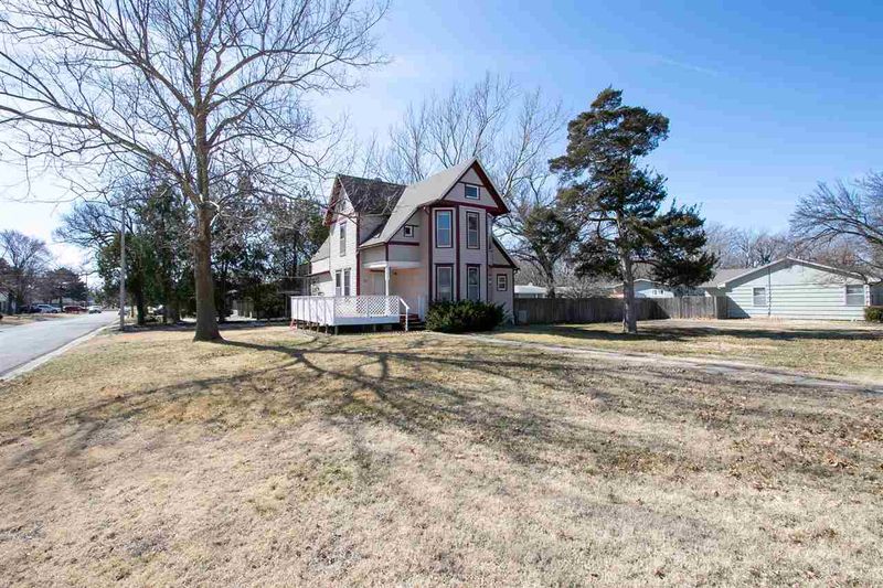 1123 W 8th, Newton, KS 67114